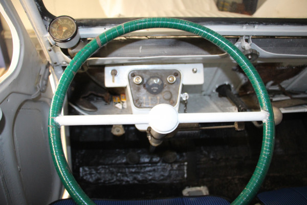 2 CV AZU mit übersichtlichem Armaturenbrett